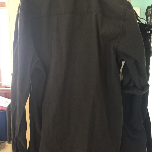 Light weight button up collared shirt - Picture 5 of 7